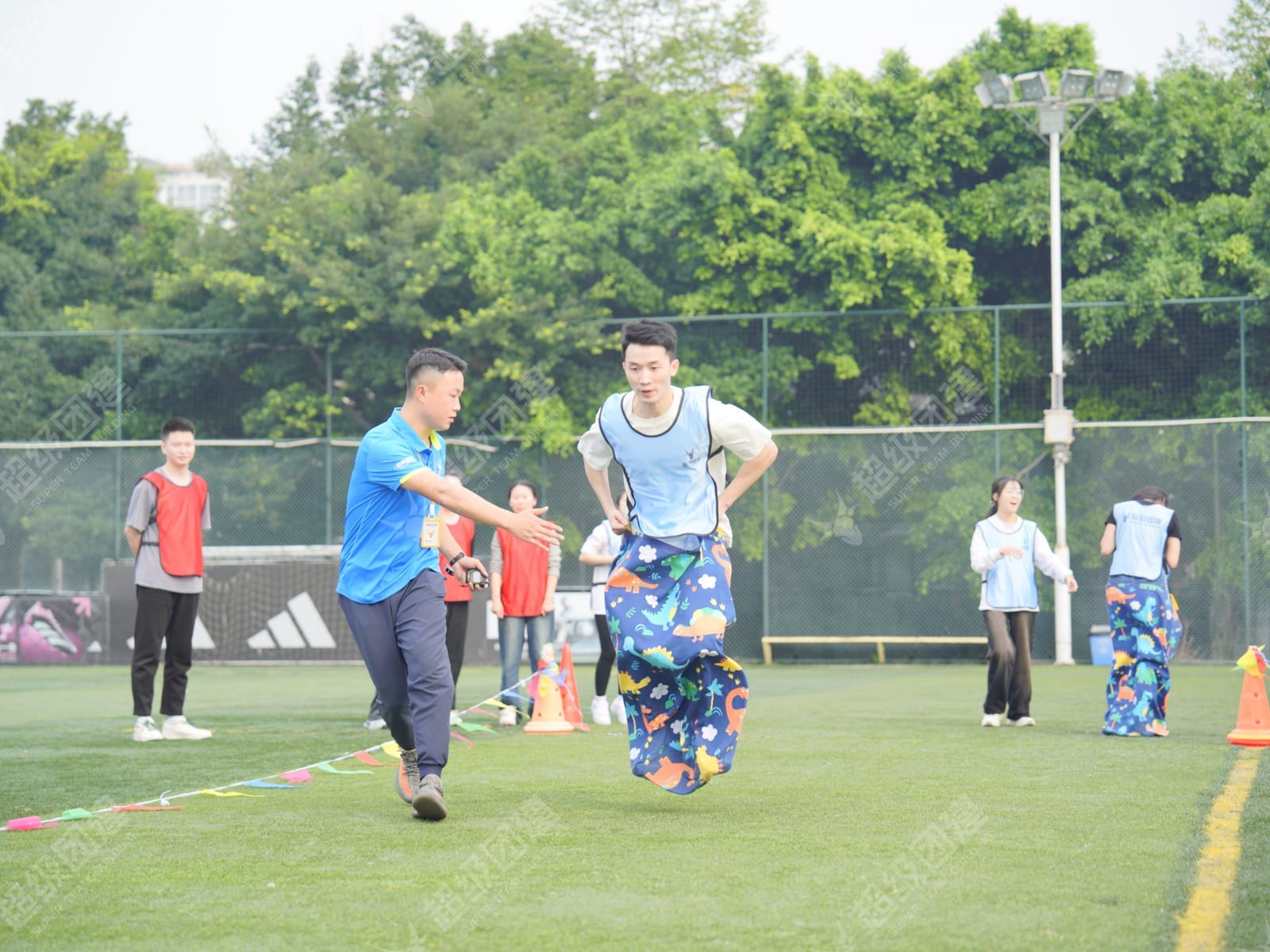 「欢庆周年，跃动未来」趣味运动会流程图片
