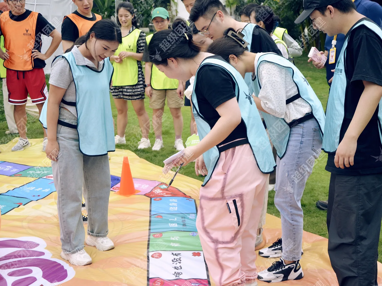 「真人版大富翁」主题团建活动相册图片