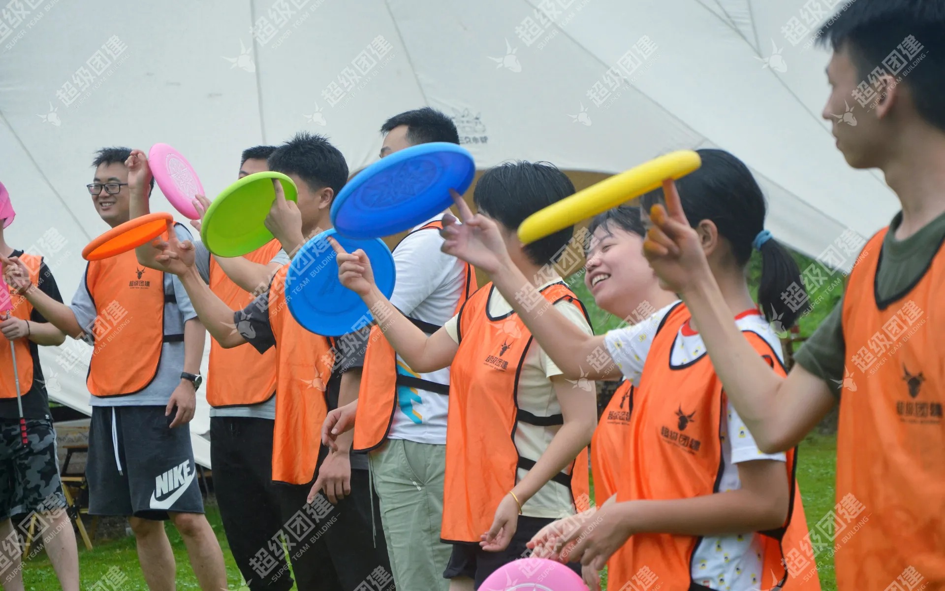 「盘不落地 永不放弃」极限飞盘主题团建活动相册图片